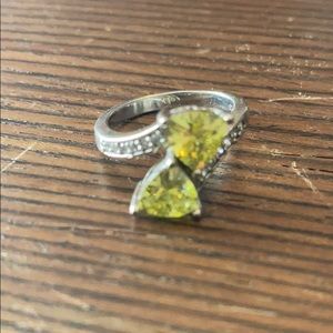 👗👗👗Ring with olive color gem 👗👗👗